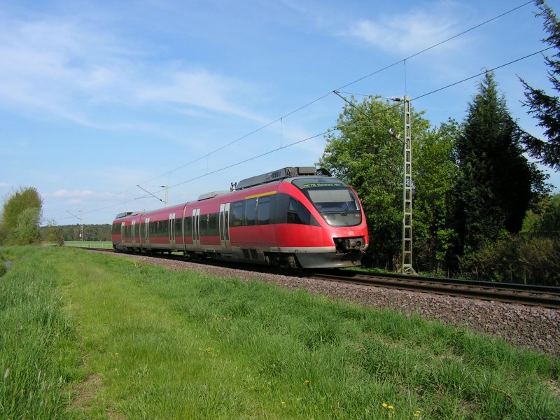 Der RE 78 Nienburg (Weser) - Bielefeld Hbf f�hrt hier durch die Nienburger S�dschleife bei Langendamm.