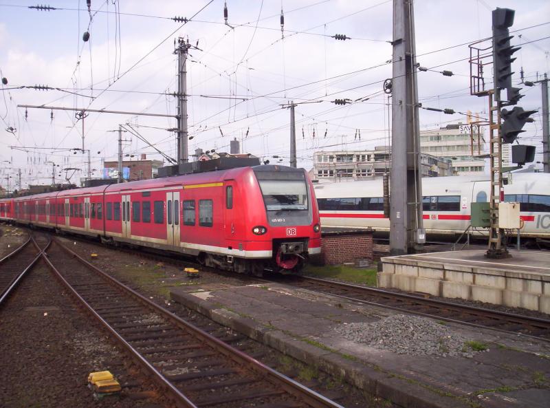 Der RE 8 bei der einfahrt von K�ln Hbf am 11.04.2006