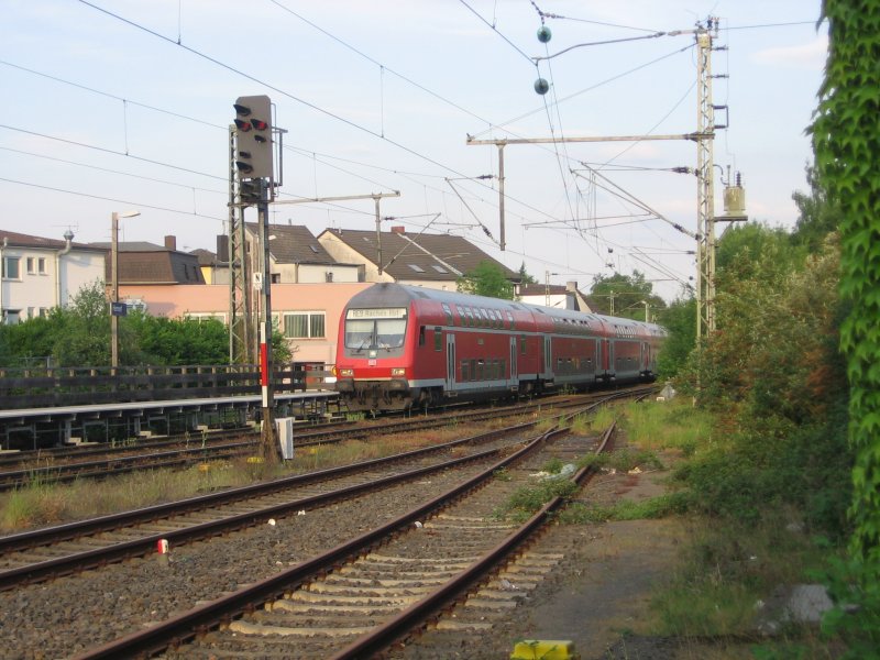 Der RE 9 nach Aachen fhrt am 04.05.07 bei letztem Sonnenlicht in den Bahnhof Hennef(Sieg) ein.