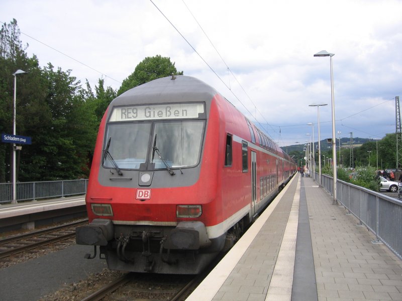 Der RE 9 nach Gieen ist am 27.06.2007 gerade im Haltepunkt Schladern (Sieg) eingetroffen.