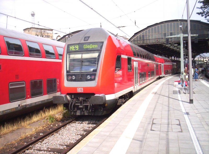 Der RE 9 nach Gieen steht in Aachen Hbf Abfahrbereit