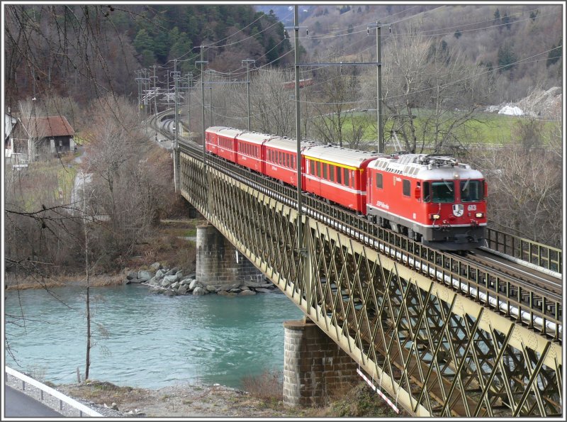 Der RE aus Disentis mit Ge 4/4 II 613  Domat/Ems  berquert den Hinterrhein bei Reichenau-Tamins. Hinter dem Zug erkennt man die Verzweigung rechts ins Oberland nach Disentis und links Richtung Albula und St.Moritz. Dort wartet bereits der RE aus St.Moritz bis der Oberlnder die Trassee freigegeben hat. (10.12.2007)