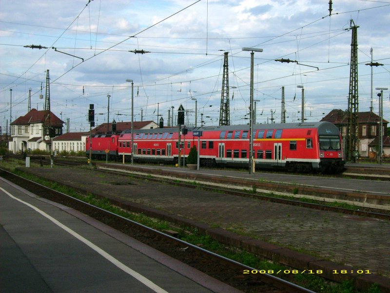 Der RE aus Hoyerswerda kommt am 18.08.08 in Leipzig Hbf an.