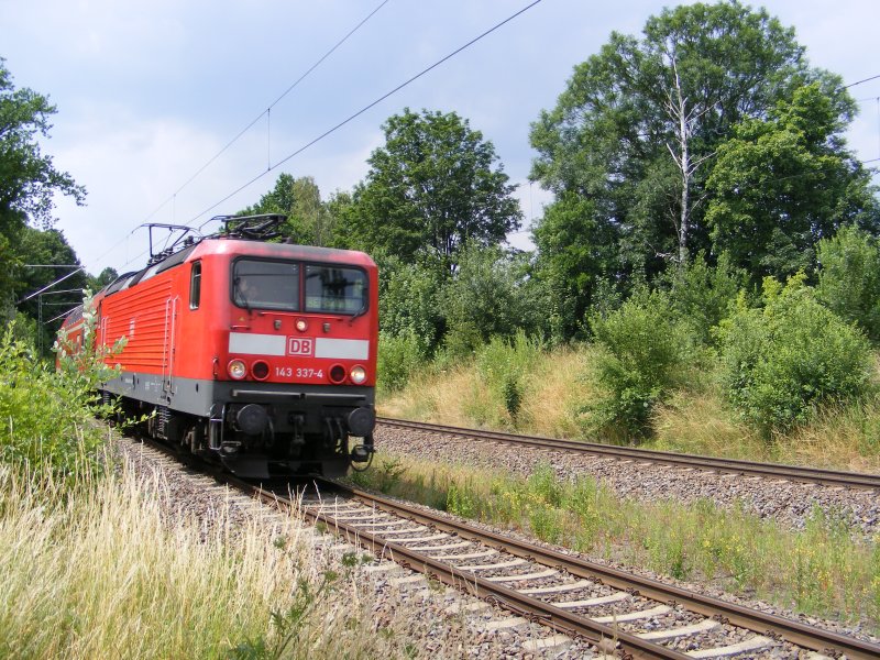 Der RE aus Leipzig durchfhrt soeben die Abzw.stelle Lichtentanne(bei Zwickau). Ein freundlicher Tf!vorn dran 143 337-4