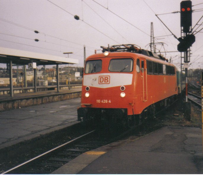 Der RE aus Wrzburg hat einfahrt im Stuttgarter Hbf. Etwa 20 Minuten spter, verlie die Lok samt ihrer Garnitur Stuttgart wieder nach Wrzburg. Es war ein Samstag im Februar 2000.