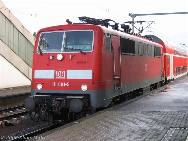 Der RE von Emden Hbf. nach Mnster Hbf. wartet am 29.08.2006 mit Zuglok 111 091-5 auf das Abfahrtsignal.