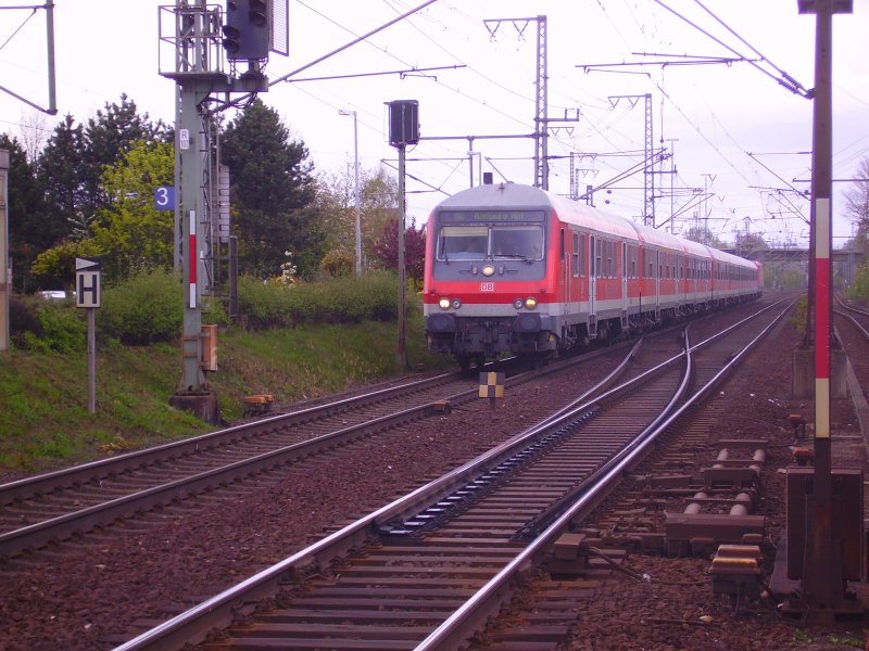 Der RE f�hrt in den Bahnhof Elmshorn ein. 20.04.07