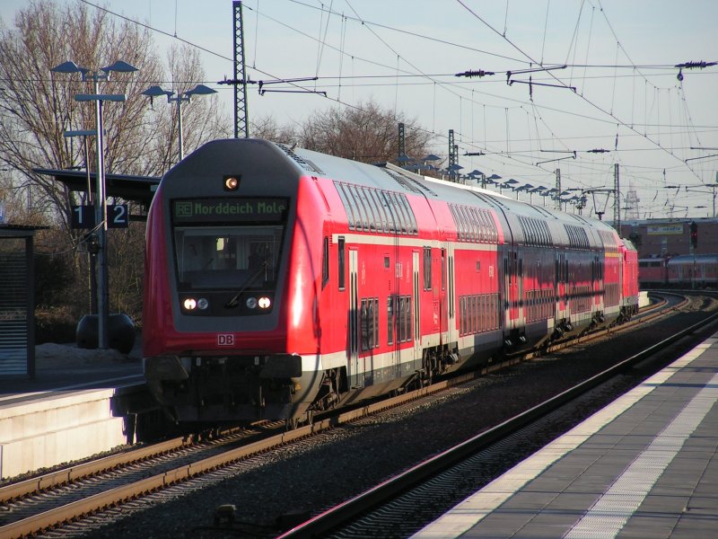 Der RE Hannover - Norddeich Mole macht Halt in Nienburg (Weser).