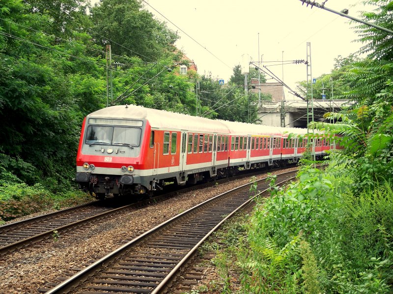 Der RE von Mannheim nach Heilbronn via Sinsheim durchfhrt am 07.07.07 den SBahnhof Heidelberg Weststadt/Sdstadt. Schublok war eine BR 218.