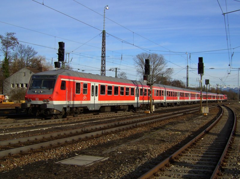 Der RE von Mnchen nach Salzburg am 04.02.2008 bei der Ausfahrt in Rosenheim. 