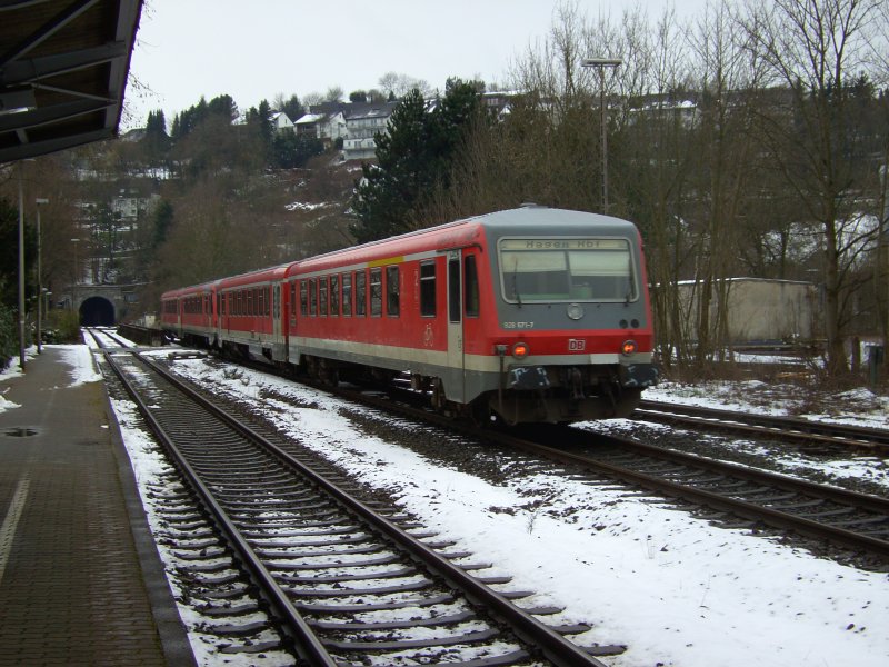 Der RE nach Hagen (Doppeleinheit 628/928) verlt Arnsberg und fhrt gleich in den Schlobergtunnel ein. (26.03.08)