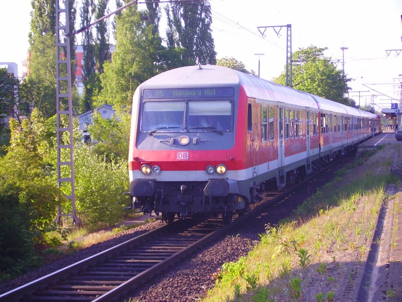 Der RE nach Hamburg Hbf verl�sst Elmshorn. 03.05.07