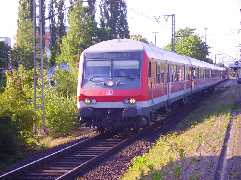 Der RE nach Hamburg Hbf verlsst Elmshorn. 03.05.07