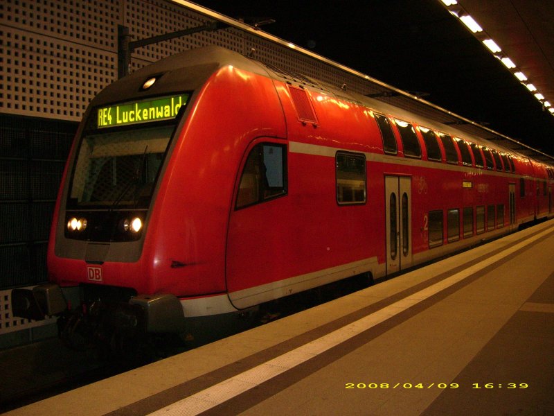 Der RE nach Luckenwalde steht am 09.04.08 im unteren Bahnsteigbereich von Berlin Hbf.