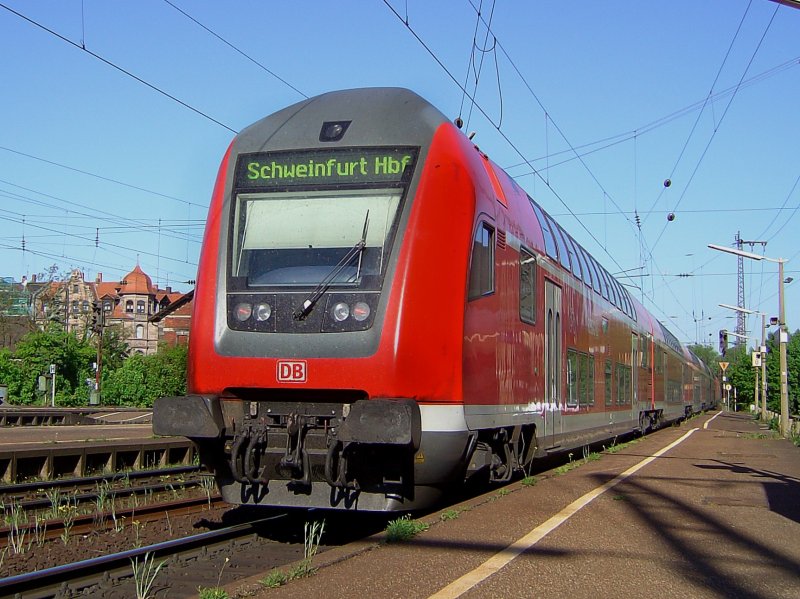 Der RE nach Schweinfurt am 10.05.2008 bei der Ausfahrt aus dem Frther Hbf. 