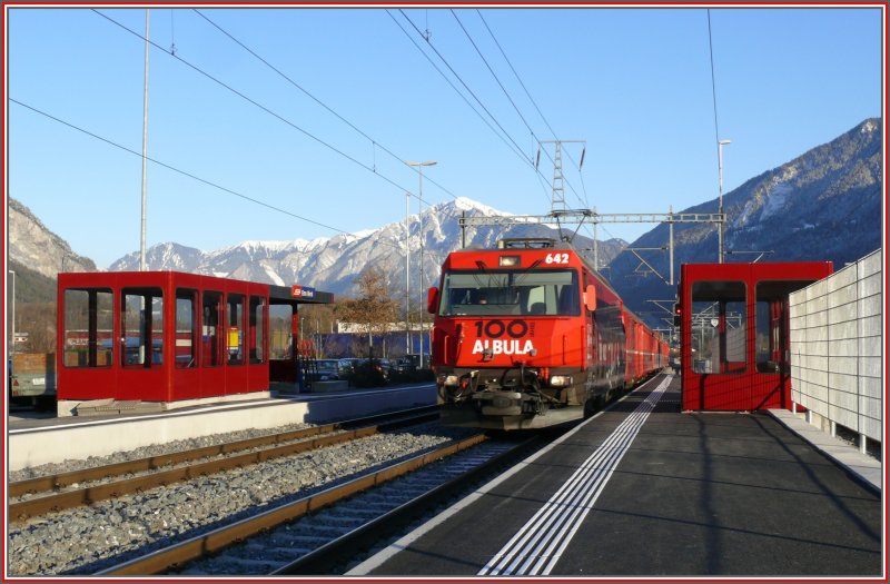 Der RE nach St.Moritz wird durch die Ge 4/4 III 642  Breil/Brigels  bespannt und fhrt soeben durch Ems Werk. (17.12.2007)