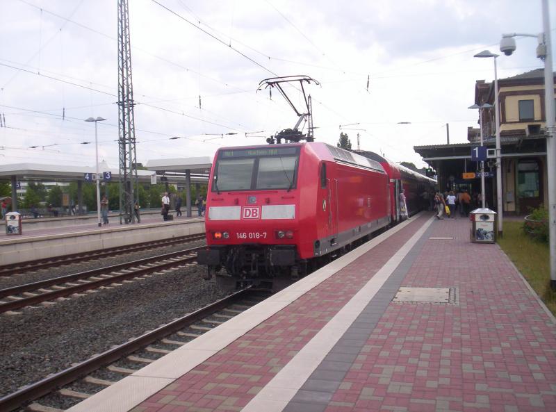 Der RE1 von 146 018-7 geschoben steht abfahrbereit in Dren Richtung Aachen Hbf. 15.06.2005