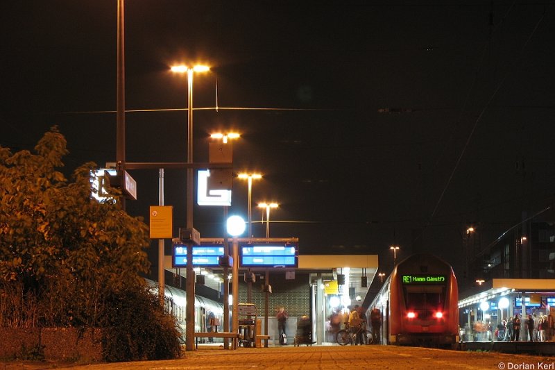 Der RE1 (Aachen - Hamm) ist fast rund um die Uhr unterwegs: Hier macht er gerade einen Zwischenstopp im Dortmunder Hauptbahnhof, 03.10.2007.