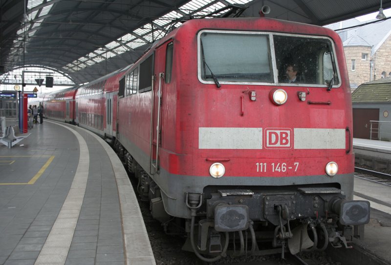 Der RE1 ab Aachen nach Hamm steht mit 111 146-7 am 13.04.2009 in Aachen HBF 