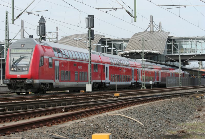 Der RE1 von Hamm nach Aachen beim Verlassen von Dsseldorf Flughafen am 10.04.2009