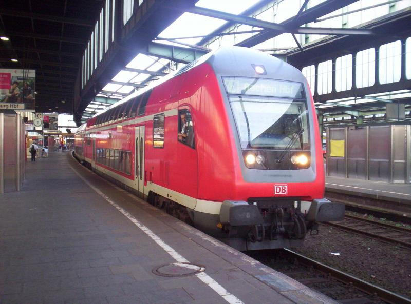 Der RE1 mit einem 765.5 an der Spitze steht abfahrbereit in Duisburg Hbf in Richtung Aachen Hbf. 28.07.2005