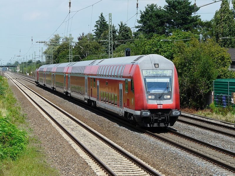 Der RE1 nach Aachen rauscht durch Angermund. Der nchste Halt ist Dsseldorf/Flughafen. Das Bild stammt vom 09.08.2008 