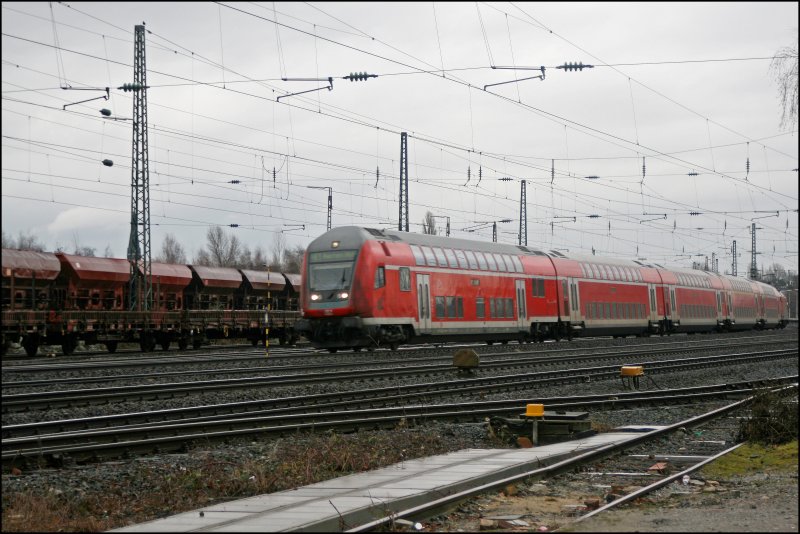 Der RE1 (RE 10118)  NORDRHEIN-WESTFAHLEN-EXPRESS , von Hamm (Westf) nach Aachen Hbf, fhrt Richtung Essen.