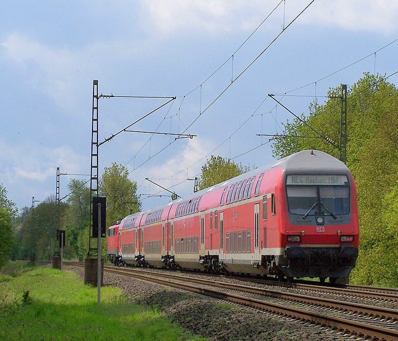 Der RE10414(RE4 WupperExpress ) auf der KBS485 zwischen Herzogenrath und bach-Palenberg am Km 20.4. Hier kurz vor Herzogenrath am 2.5.08