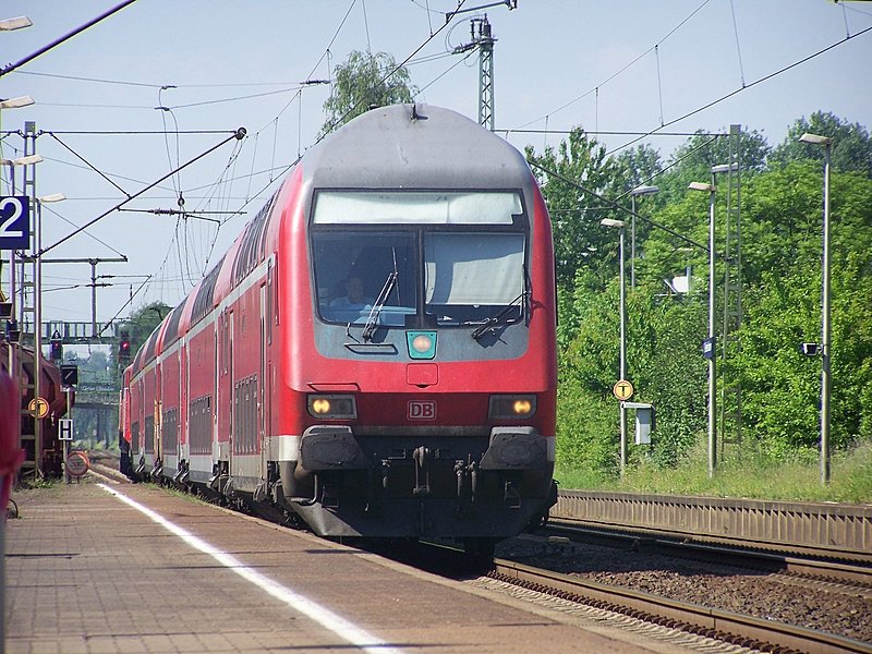 Der RE10417(RE4) hat am 21.05.08 einfahrt in den Bahnhof Geilenkrichen.