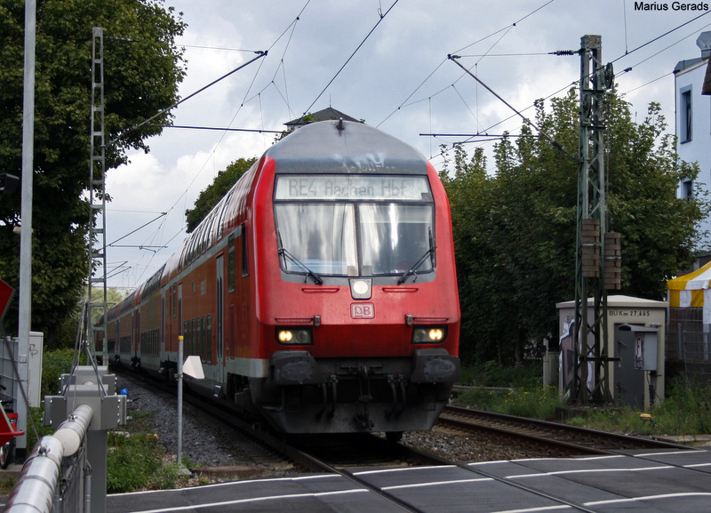 Der RE10418 mit Schublok 111 155 nach Aachen am B kurz vor dem Bahnhof Geilenkirchen, Gru an die Lokfhrerin! 6.9.09