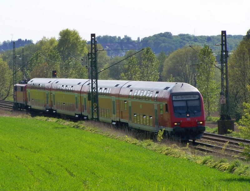 Der RE10423 durchfhrt die schne Landschaft der Deutsch/Niederlndischen Grenze entlang der KBS485. Hier auf dem Weg nach Dortmund Hbf am Km 20.0. 4.5.08
