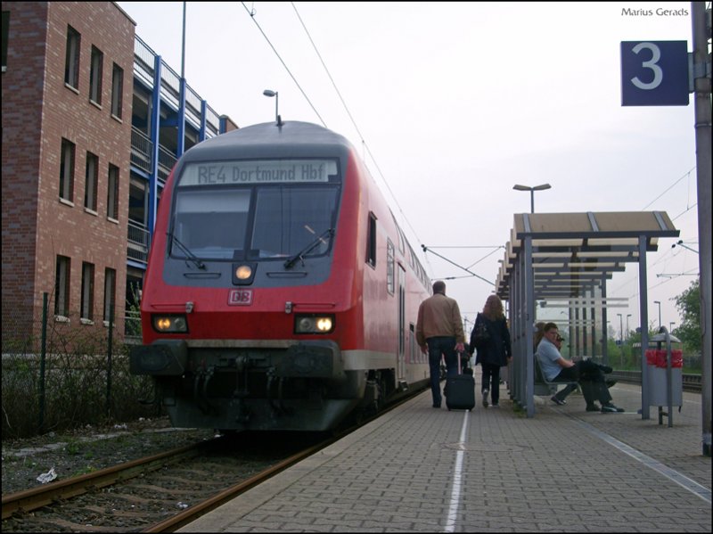 Der RE10433, als 10424 vorzeitig in Geilenkirchen geendet, steht in Gleis 3 und wartet darauf, das es 18.37 Uhr wird ;-) 13.4.2009