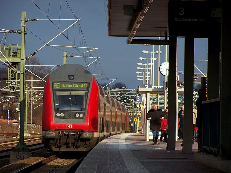 Der RE1(10129)  NRW-Express  verlsst Horrem auf seiner 3 Stndigen Reise von Aachen Hbf nach Hamm(Westf). Nchster Halt ist K-Ehrenfeld. 01.02.09