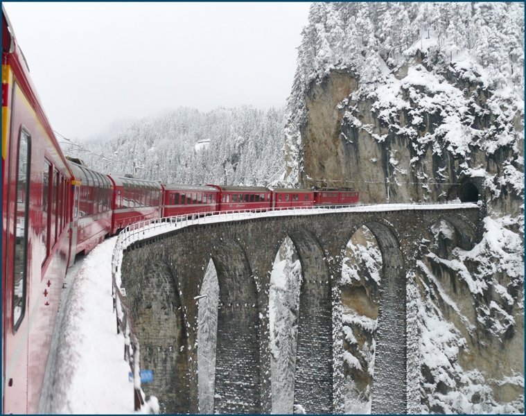 Der RE1145 nach St.Moritz wird von einer Ge 6/6 II gezogen und berquert soeben das tief verschneite Landwassertal. (20.01.2009)