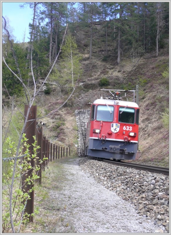 Der RE1236 mit Ge 4/4 II 633  Zuoz  verlsst den Chrummwagtunnel bei Versam-Safien. (17.04.2009)