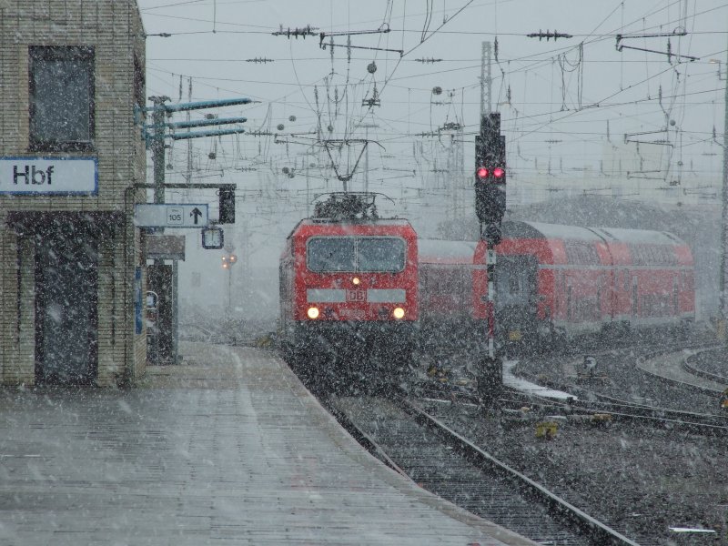 Der RE15406 aus Frankfurt mit 143 269-9 erreicht im dichten Schneetreiben Koblenz Hbf.22.11.08