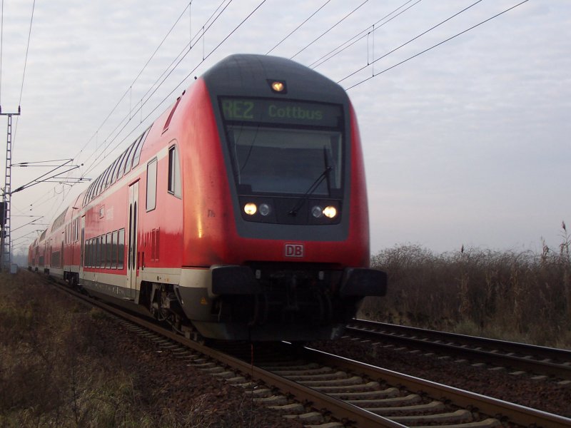 Der RE2 fhrt gleich in den Bahnhof Lbbenau/Spreewald ein. Als Lok dient 112 186-2. Datum: 20.11.2007