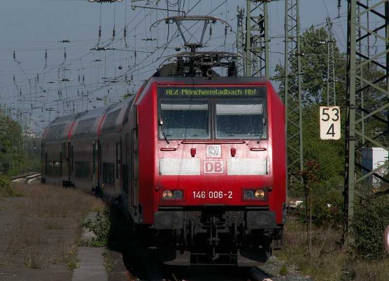 Der RE2 fhrt in den Krefelder Hauptbahnhof ein. Das Foto stammt vom 21.04.2007