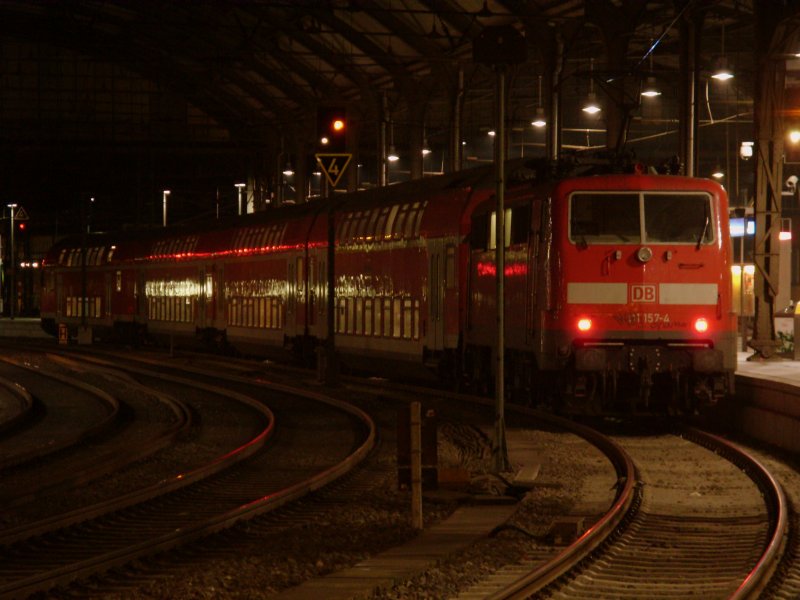 Der RE4 (10435) warten in Aachen auf seine Abfahrt nach Dortmund Hbf am 29.12.2008.