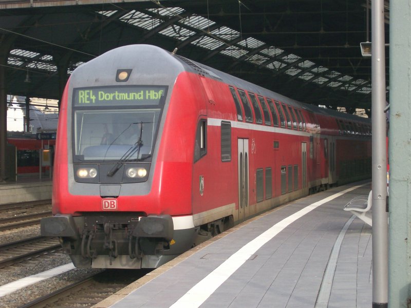 Der RE4 nach Dortmund Hbf steht im Aachener Hbf bereit. Geschoben wird er von der 146 017-9. 19.02.2007