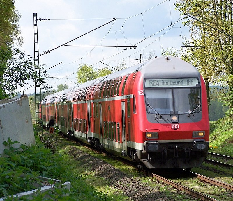 Der RE4(10419) auf dem Weg von Aachen Hbf nach Dortmund Hbf beim B Km 21.5 der KBS485 zwischen Herzogenrath und bach-Palenberg. 2.5.08