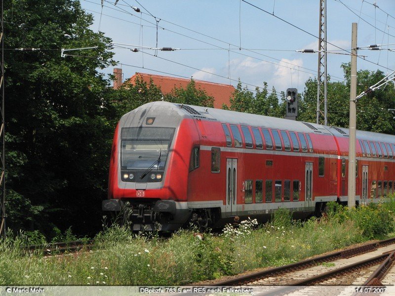 Der RE5 aus Stralsund nach Falkenberg Elster erreicht gleich Oranienburg auf Gleis 28.