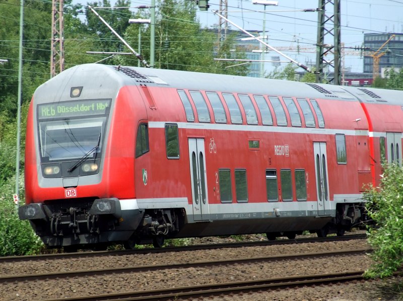 Der RE6 nach Dsseldorf am 19.06.2009 in Bochum-Ehrenfeld.