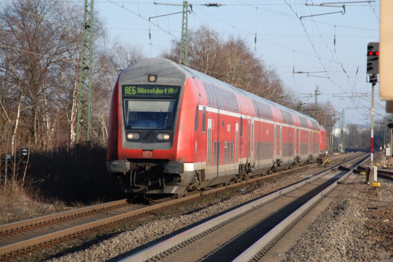 Der RE6 nach Dsseldorf geschoben von 146 001-3 bei der Einfahrt in den Bahnhof Rheda-Wiedenbrck am spten Nachmittag des 27.12.2008. Der komplette Zug hatte mal eine Wsche verdient...