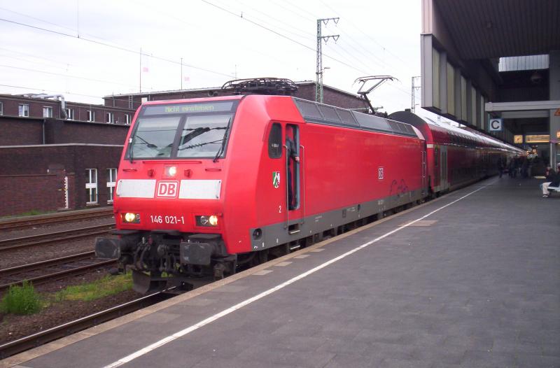 Der RE6  Westfalen-Express  hat am 05.05.2005 ankunft um 19:04 Uhr in Dsseldorf Hbf, er fhrt um 19:22 weiter als RE4  Wupper-Express  von Dsseldorf nach Aachen Hbf. Die beiden RE`s sind mit 146 021-1 bespannt.