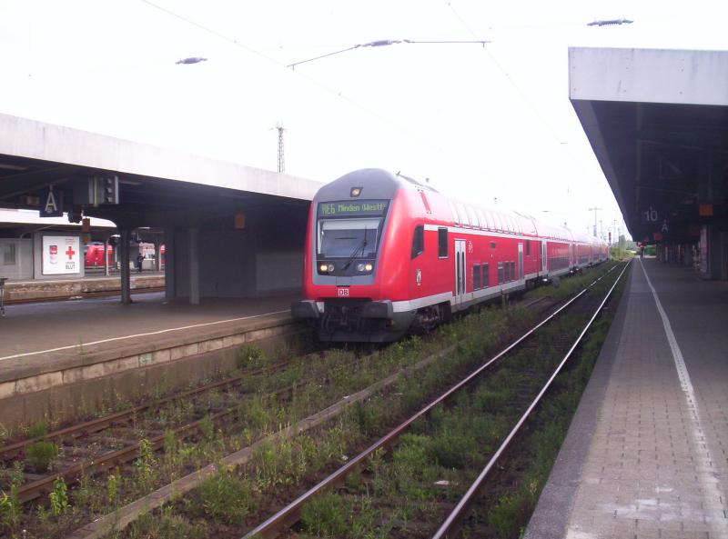 Der RE6  Westfalen-Express  steht mit einem 763.6 an der Spitze in Hamm(Westf) zur Abfahrt nach Minden(Westf) bereit. 01.08.2005