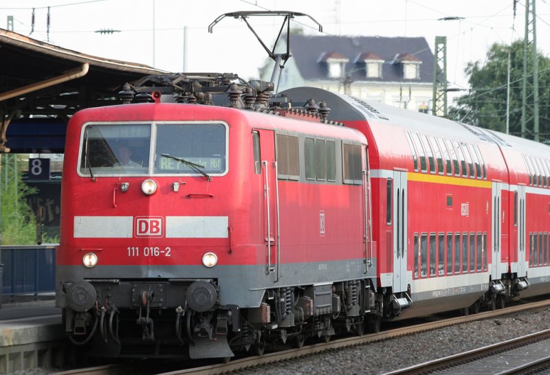 Der RE7 mit 111 016-2 von Krefeld nach Mnster bei dem kurzen Halt in Solingen am 04.07.2009