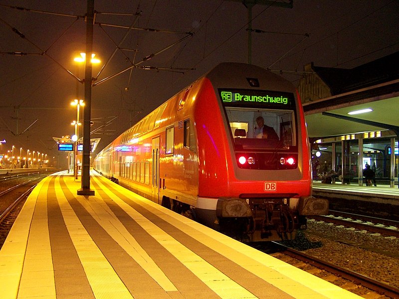 Der RE70 von Bielefeld nach Braunschweig Hbf bereitgestellt in in seinem Startbahnhof Bielefeld. Abend des 02.10.07