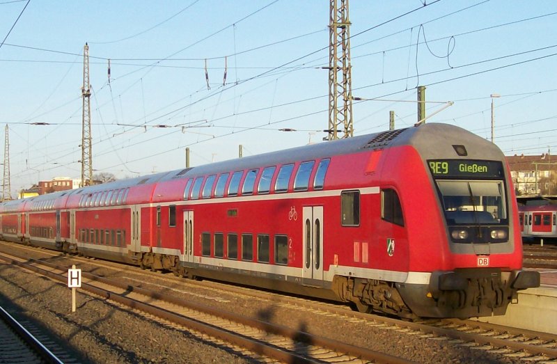 Der RE9 nach Siegen ausnahmsweise mal mit einem 763.6 Steuerwagen dran, verlsst den Drener Bahnhof. Bei schner Abendsonne fhrt er Richtung Kln.