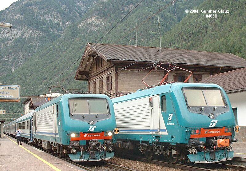 Der rechte Zug R 10976 Innichen - Franzensfeste und FS-Lok 464 031 ist gerade etwas versptet angekommen, der linke Zug IR 2263 Brenner - Bologna mit Lok 464 053 hat gewartet, bei der DB AG kaum noch blich! Bahnhof Franzensfeste am 07.09.2004.